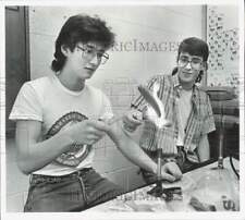 1985 Press Photo Andy Kim and Jim Harle roast hot dogs in chemistry lab picture
