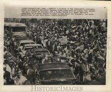 1970 Press Photo Presidents Gustavo Diaz Ordaz and Nixon wave to Coronado crowd. picture