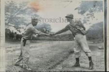 1963 Press Photo Dominican soldier shakes hands with Haitian soldier on border picture