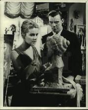 1963 Press Photo Actress Diana Hyland sculpting a bust - nop46350 picture