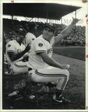 1991 Press Photo Syracuse Chiefs baseball player Stu Pederson waves to crowd picture