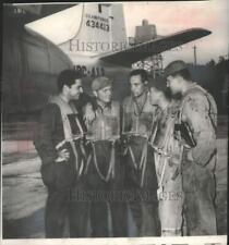 1950 Press Photo Gunners who flew over South Korea by their planes in Japan. picture
