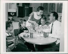1955 Actress Gale Storm Serves Family Breakfast Original News Service Photo picture