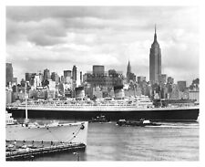 RMS QUEEN ELIZABETH WHITE STAR CRUISESHIP ON HER LAST VOYAGE NEW YORK 8X10 PHOTO picture