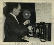 1949 Press Photo Officer shows equipment that determines intoxication picture