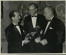 1964 Press Photo An award presentation at the International House Annual Dinner picture