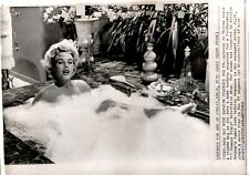 LG31 1962 Wire Photo BATHING SEQUENCE FOR TV Jo Morrow 77 Sunset Strip CUTE Star picture