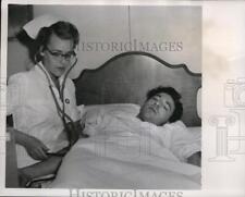 1953 Press Photo Cleveland Ohio RN J Toncres BP of checks Raymon Schwab picture