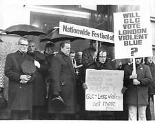 1975 Press Photo Men With Banners FESTIVAL OF LIGHT London GLC Protest kg picture
