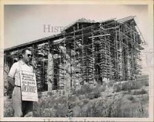 1965 Press Photo Bricklayers Union on Strike Picketing at St. Paul's Episcopal picture