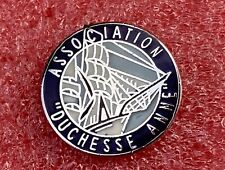 T13 Pins Association DUCHESSE ANNE VOILIER 3 MATS CARRE 1901 Vintage lapel pin picture