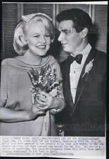 1964 Press Photo Singer Peggy Lee poses with husband Jack Del Rio. picture