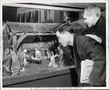 1957 Press Photo Students admire a nativity scene at University's Marsh Chapel picture