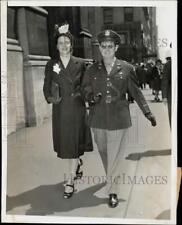 1943 Press Photo Lt. and Mrs. Henry Howard in New York Easter Parade - neny29264 picture