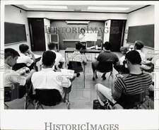 Press Photo Frances Sargent discusses the lesson to her class - afa67189 picture