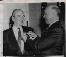 1955 Press Photo AP photographer Frank Noel receives bronze star from C S Thomas picture