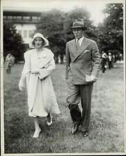 1930 Press Photo Miss Dorothy Fell and a man attend horse show at Belmont Park picture