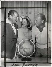 Press Photo Prince Alexander Hohenlohe and his wife talk with Ray Rayn picture
