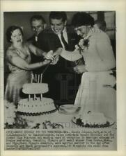 1957 Press Photo U.S. Ambassador's wife helps cut cake, Connolly/Fikotova wed picture