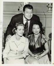 1955 Press Photo Nancy Gates and Jack Carson pose with female co-star picture