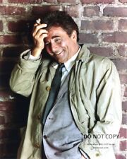 PETER FALK AS ICONIC HOMICIDE DETECTIVE LIEUTENANT COLUMBO - 8X10 PHOTO (EE-318) picture