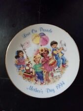 VTG Avon Mother's Day 1994 Love On Parade 22K Gold Trim Plate picture