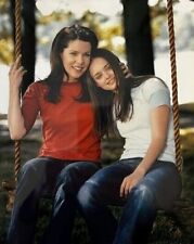 The Gilmore Girls 2000 TV Lauren Graham Alexis Bledel on swing 8x10 inch photo picture