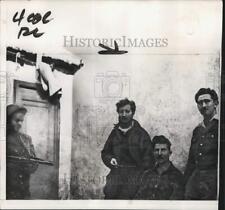 1958 Press Photo Female Algerian rebel guards three captured French soldiers picture
