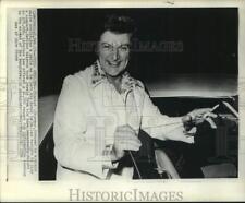 1974 Press Photo Pianist Liberace leaves his hotel in Dallas to play a concert picture