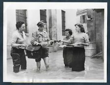 LODI´S MAILMAN ON HIS APPOINTED ROUNDS DURING FLOODINGS ITALY 1953 Photo Y 110 picture