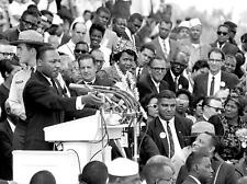 MARTIN LUTHER KING Speaking at Lincoln Memorial PHOTO (174-u) picture