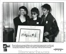1992 Press Photo Yoko Ono presents LIFEbeat with a John Lennon artwork picture
