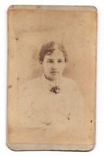 ANTIQUE CDV C. 1880s SAURMAN GORGEOUS YOUNG LADY IN WHITE DRESS KANSAS CITY MO. picture