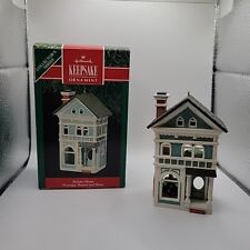 1990 HALLMARK KEEPSAKE ORNAMENT HOLIDAY HOME IN BOX  picture