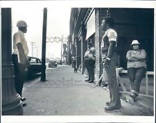 1980 Press Photo Sidewalk Scene 1980s Kansas City Labor Dispute picture