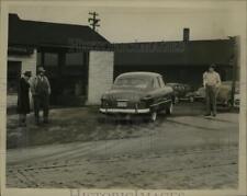 1950 Press Photo Pickets at Roundhouse Gate, Ballinwood Yards, Ohio - nef53852 picture