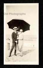1920S/30S COUPLE MAN WOMAN BEACH UMBRELLA OLD/VINTAGE PHOTO SNAPSHOT- K505 picture