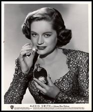 Hollywood Beauty ALEXIS SMITH STUNNING PORTRAIT 1940s STYLISH POSE Photo 677 picture
