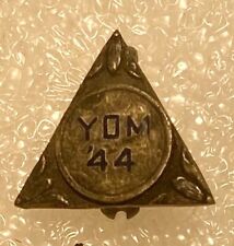 VINTAGE JEWISH YOM KIPPUR DAY 44 '' YOM '44'' TRIANGLE SMALL LAPEL PINBACK RARE picture