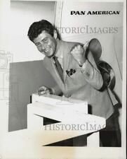 1962 Press Photo Singer Eddie Fisher at New York International Airport picture