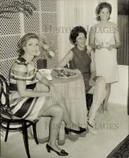 1968 Press Photo Mrs. Louis Girard and friends enjoy conversation over coffee. picture