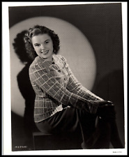 Hollywood Beauty JUDY GARLAND STYLISH POSE MGM 1940s STUNNING PORTRAIT Photo 745 picture