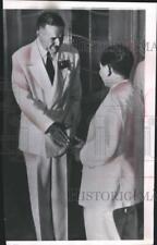 1963 Press Photo Henry Cabot Lodge shakes hands with President Diem in Saigon picture