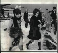 1970 Press Photo Susan Tannenbaum arrives at Edgartown, Massachusetts airport. picture