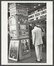 Photo:Hubert's Museum and Flea Circus in Times Square 1954 picture