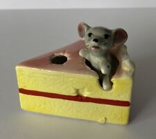 FAB VINTAGE c1960s KITSCH RETRO MOUSE IN A SLICE OF CAKE ORNAMENT JAPAN picture