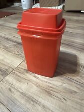 New Tupperware Small Pick A Deli Pickle Pepper Keeper 4 1/2 Cup Red picture