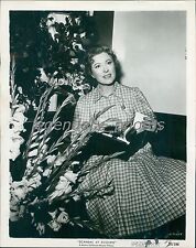 1953 Actress Greer Garson with Book Original News Service Photo picture
