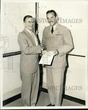 1954 Press Photo Richard Shaw receives cash award from Colonel Charles Tench. picture