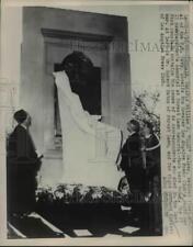 1950 Press Photo William Halsey Unveils Memorial at Forest Lawn in Glendale, CA picture